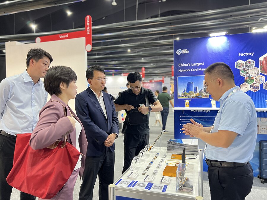 通州區(qū)副區(qū)長(zhǎng)林正航一行在光潤(rùn)通科技GITEX展位前聽(tīng)取介紹