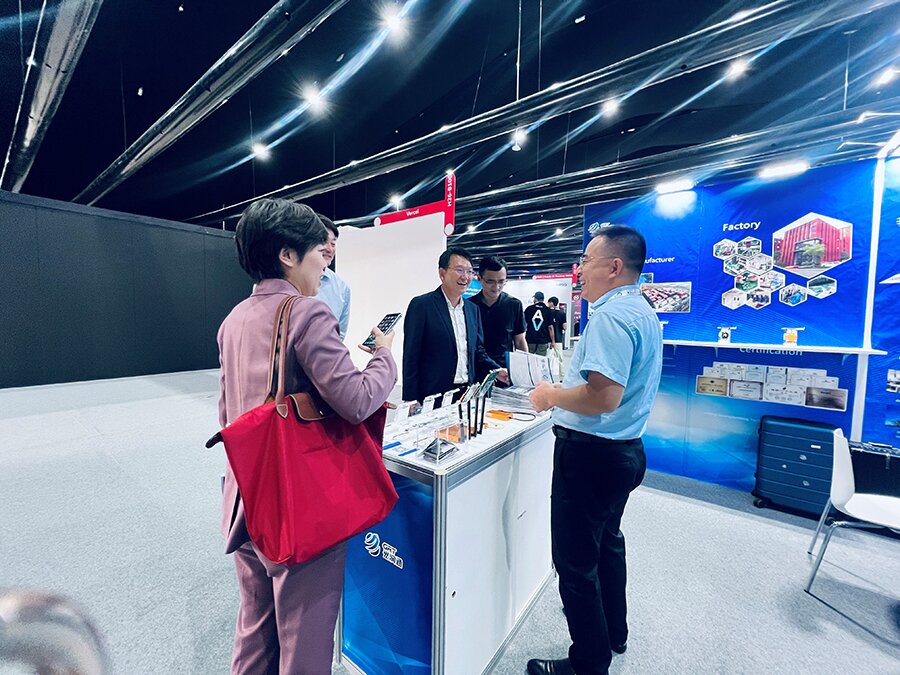 通州區(qū)副區(qū)長(zhǎng)林正航一行在光潤(rùn)通科技GITEX展位前聽(tīng)取介紹