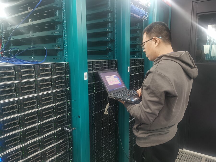 技術(shù)人員對網(wǎng)卡產(chǎn)品進行檢測